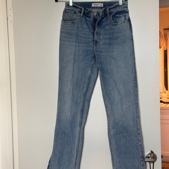 Abercrombie & Fitch
The 90s Straight Ultra High Rise - Picture 4 of 4